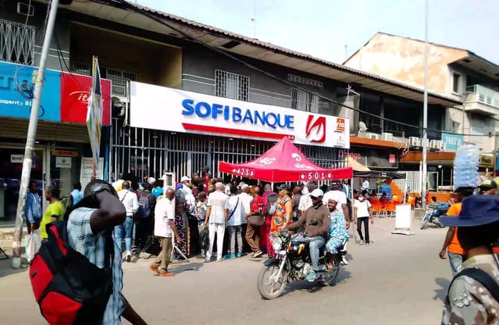 Vignette 2020/Kinshasa : Des automobilistes souffrent pour payer l'impôt auprès de la seule banque choisie par l'hôtel de ville