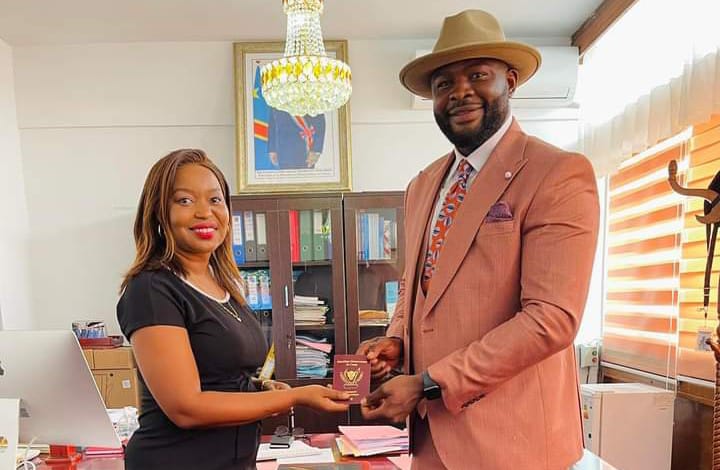RDC : Le boxeur congolais Martin Bokole reçoit un passeport diplomatique au ministère des Affaires étrangères