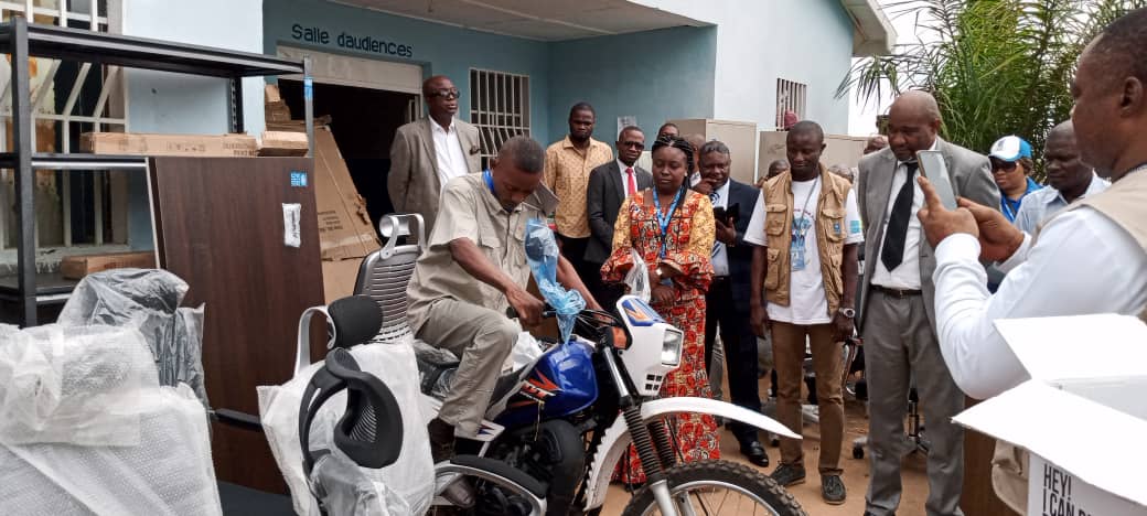 Kasaï : Le PNUD équipe le Tribunal de paix de Tshikapa en mobiliers et matériels roulants